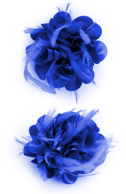 Bloem op speld met veertjes blauw