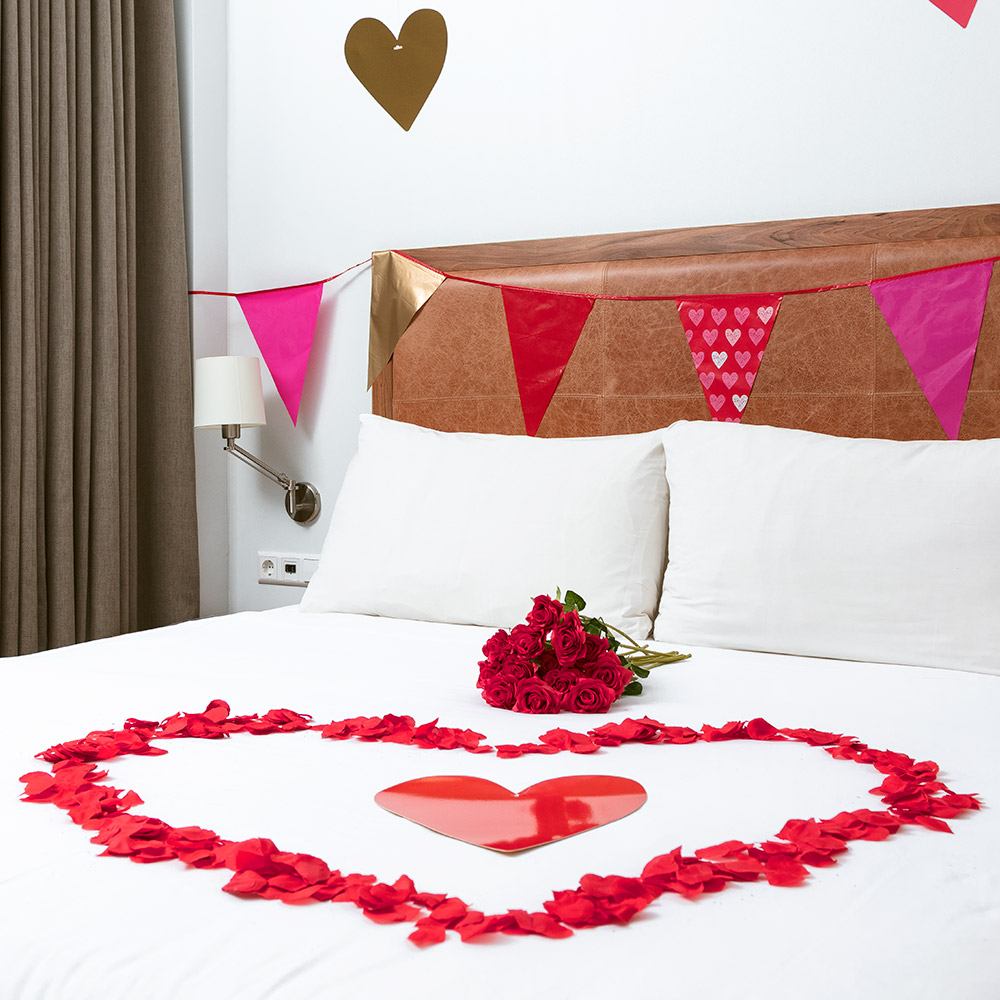 Koker polyester rozenblaadjes rood