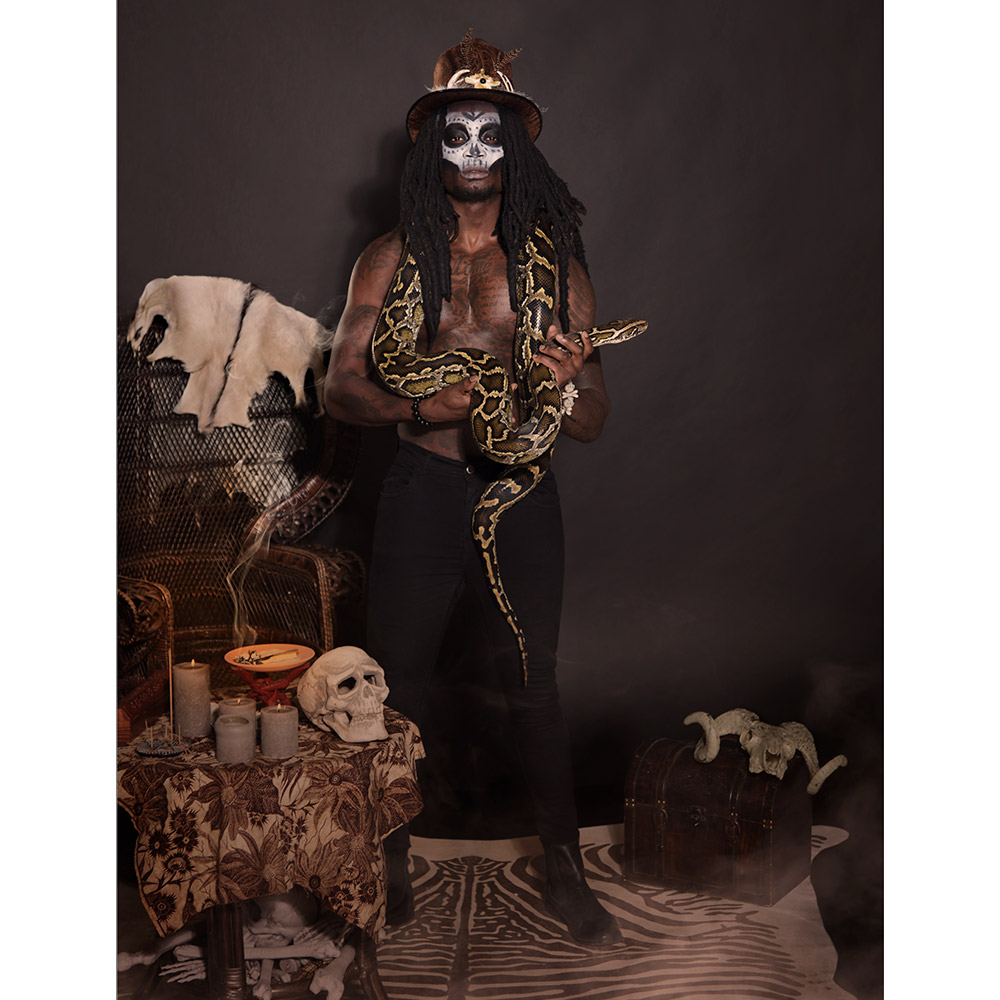 Hoed Voodoo Buluku met haar