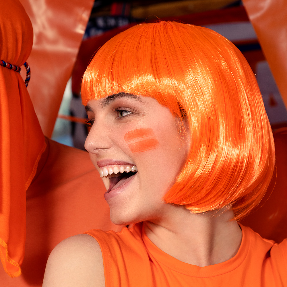 Pruik Cabaret oranje UV