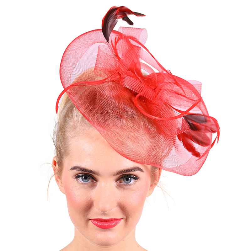 Tule kapje met veren op haarband