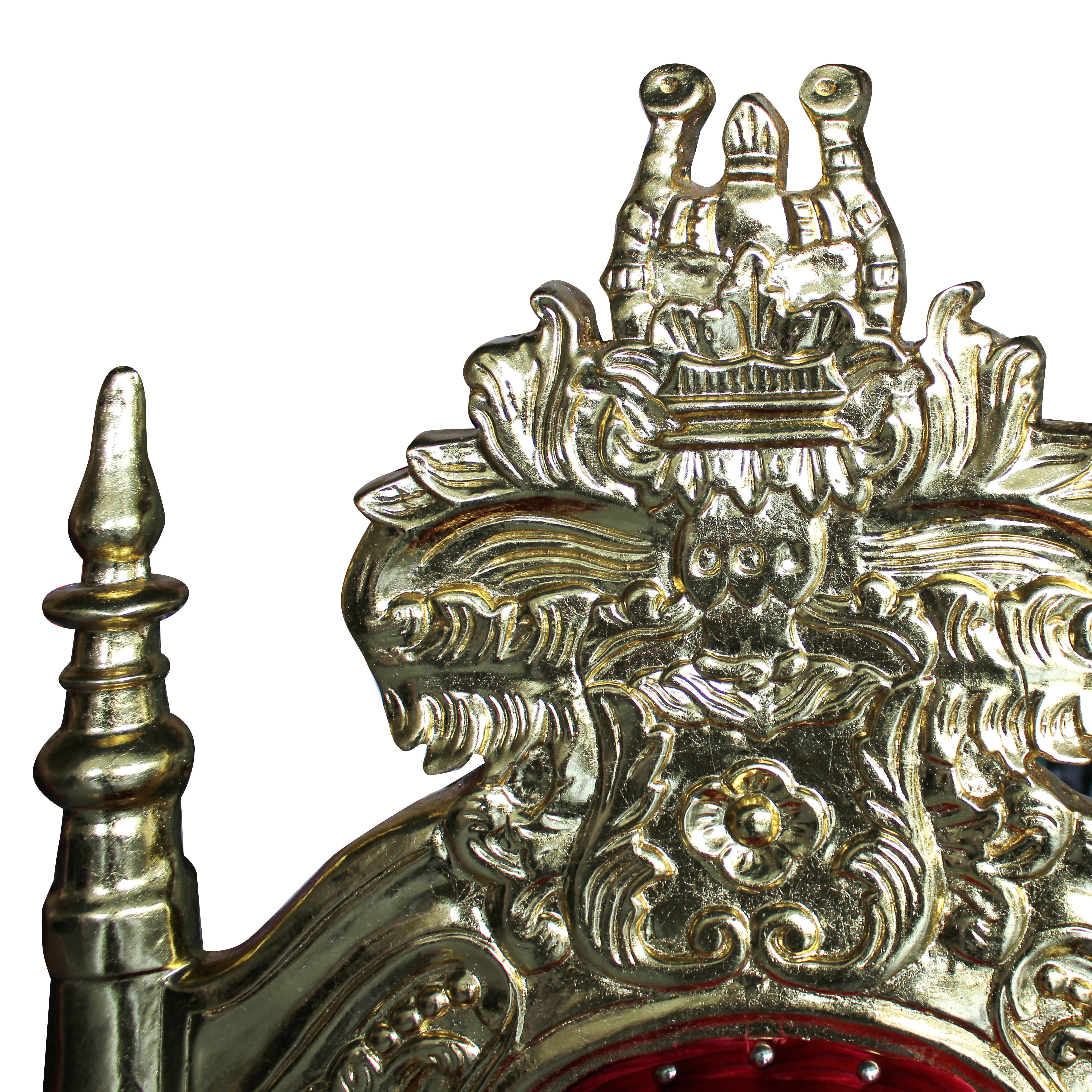 Gouden houten troon met fluwele zitting