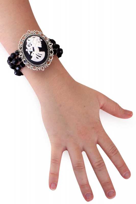 Armband zwart met kralen en camee