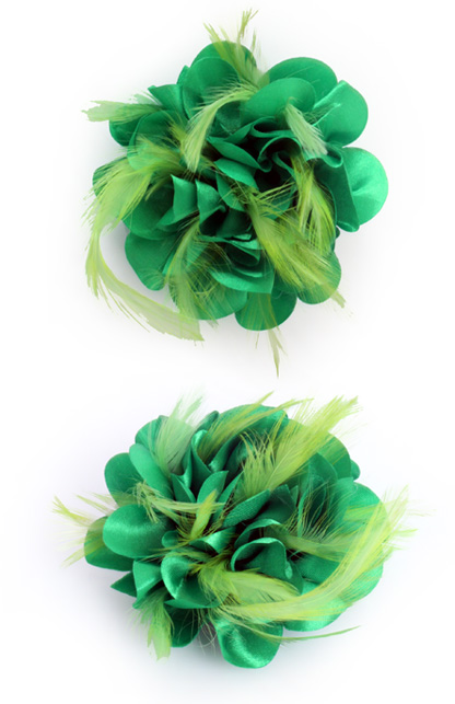Bloem op speld met veertjes groen