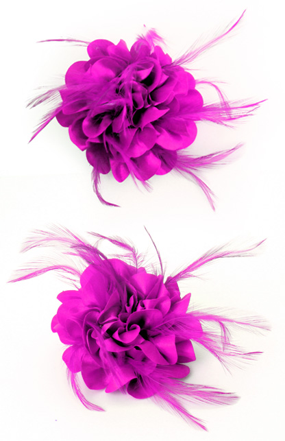 Bloem op speld met veertjes roze