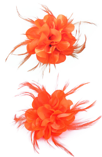 Bloem op speld met veertjes oranje